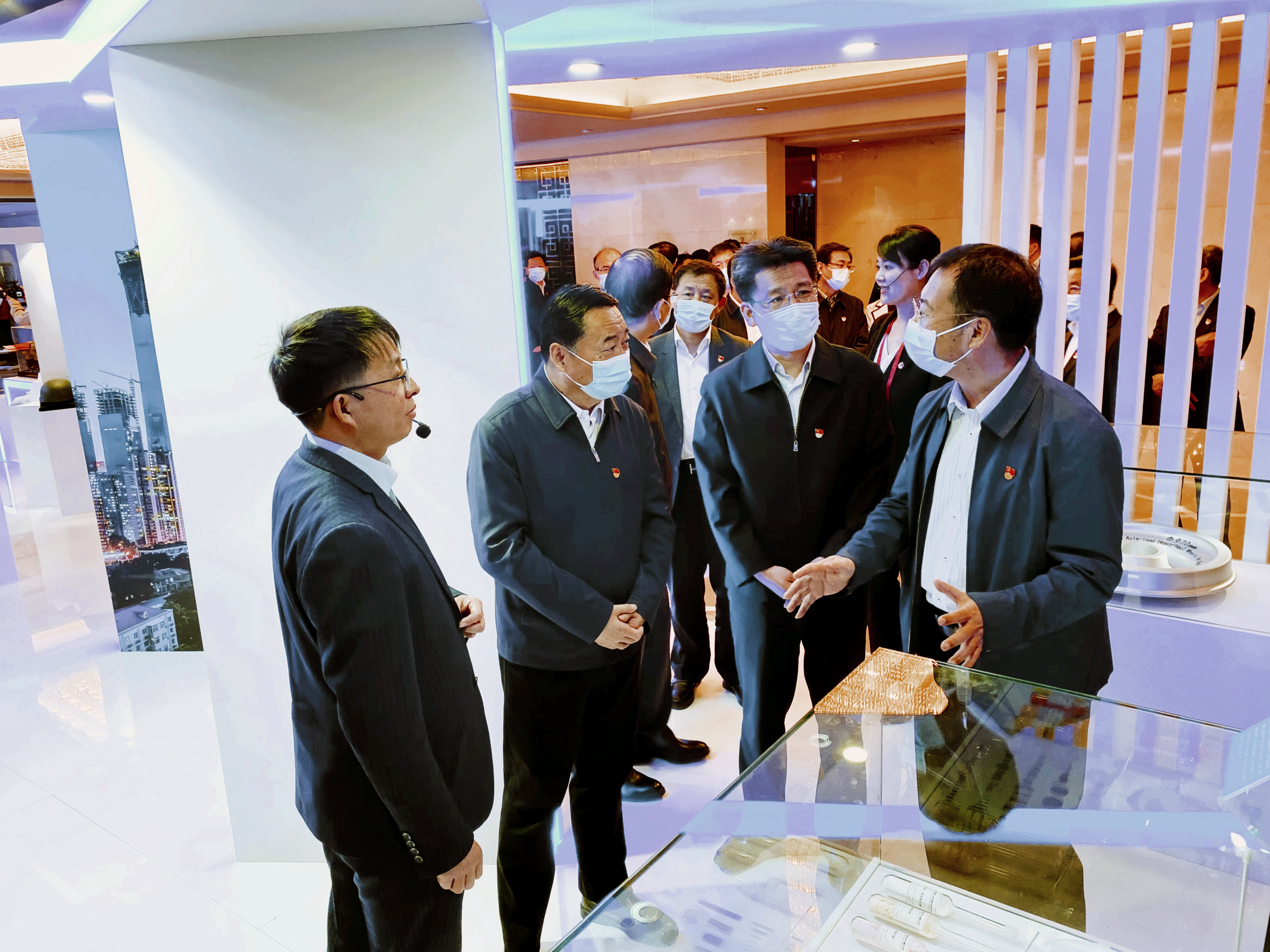 郝鵬、賀軍科一行參觀中央企業(yè)青年科技創(chuàng)新成果展有研集團展臺，黨委書記、董事長趙曉晨做專題介紹