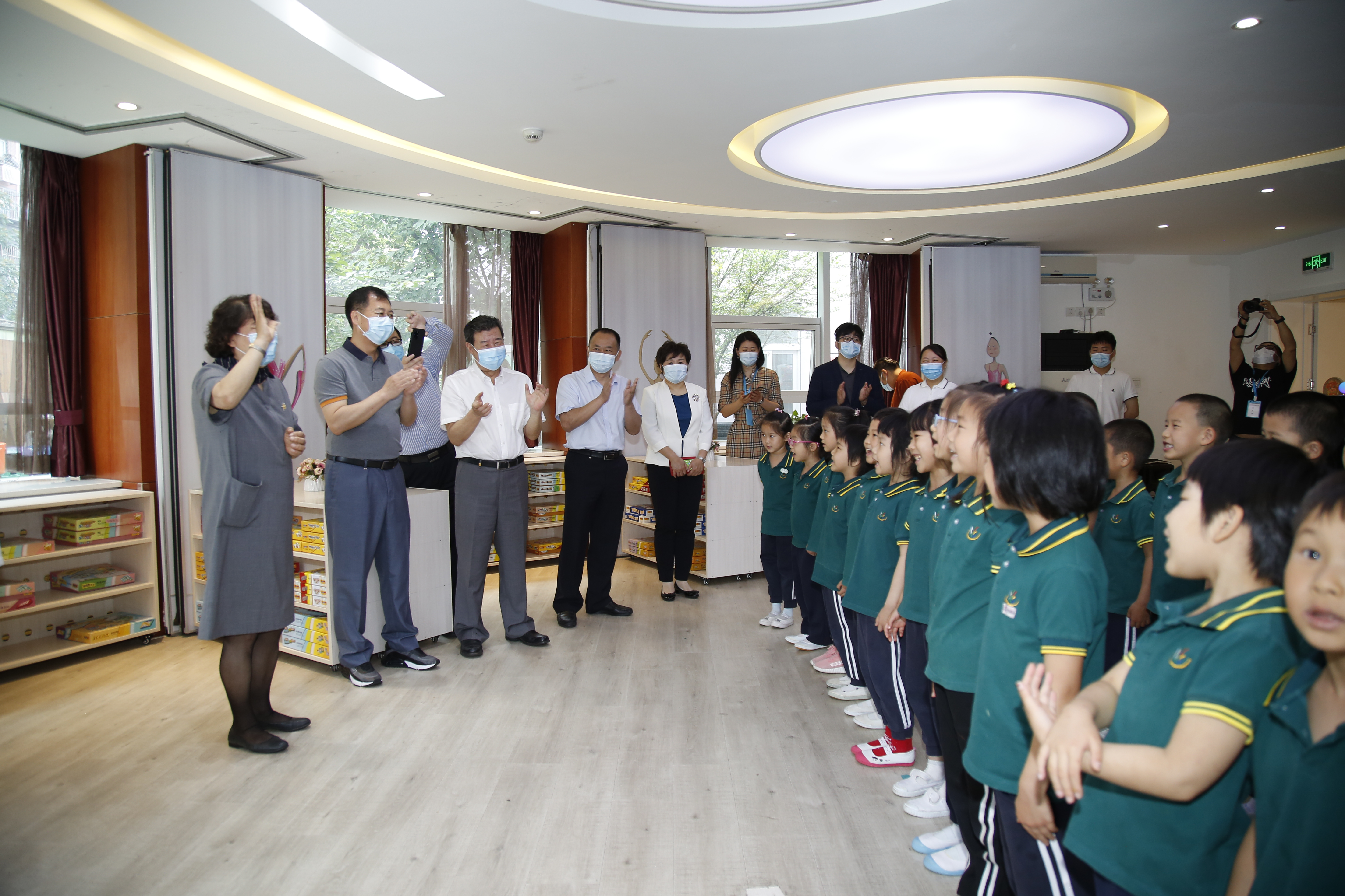 有研集團黨委書記、董事長趙曉晨與有研幼兒園小朋友歡度六一