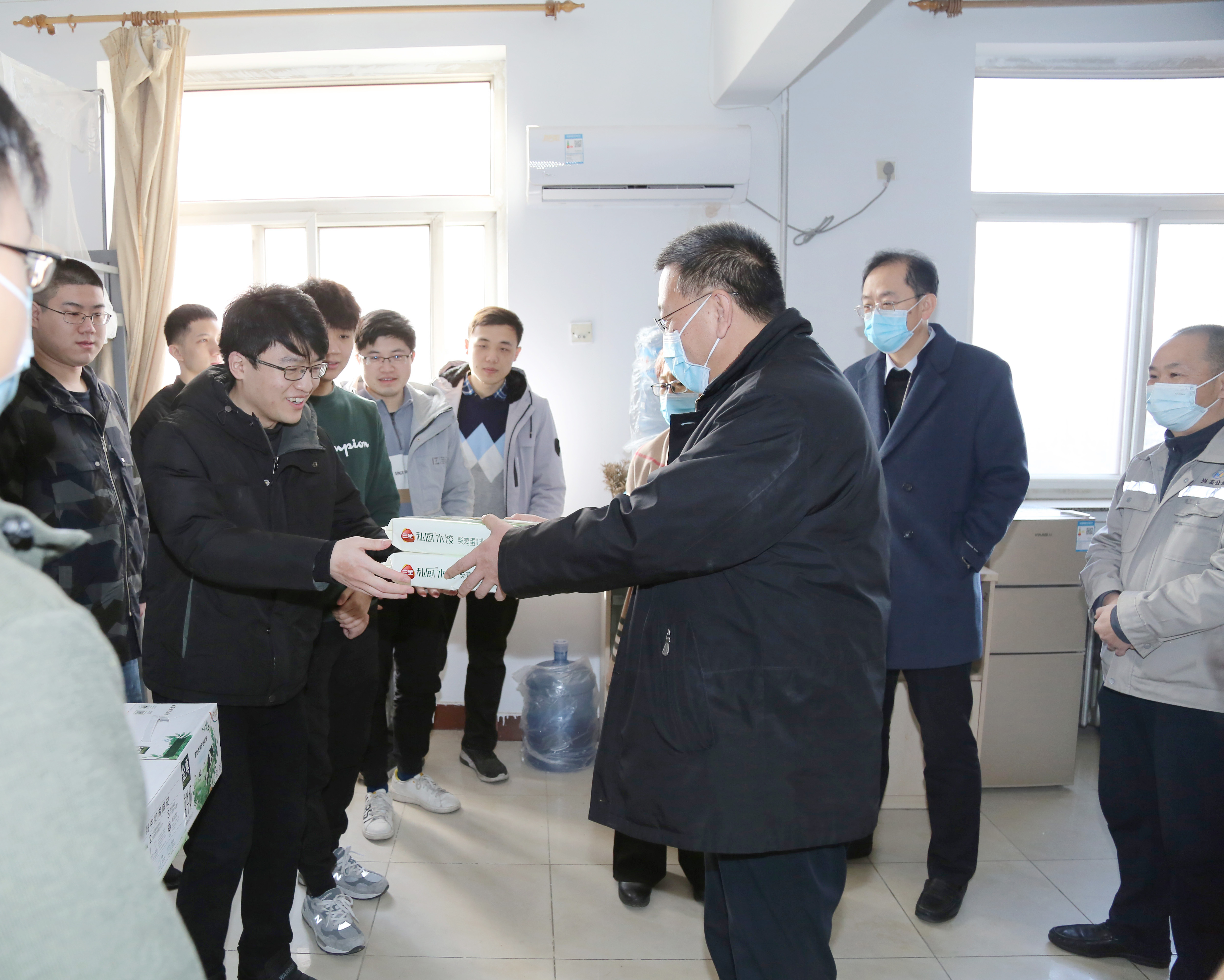 有研集團(tuán)總經(jīng)理熊柏青走訪慰問(wèn)留院過(guò)年研究生