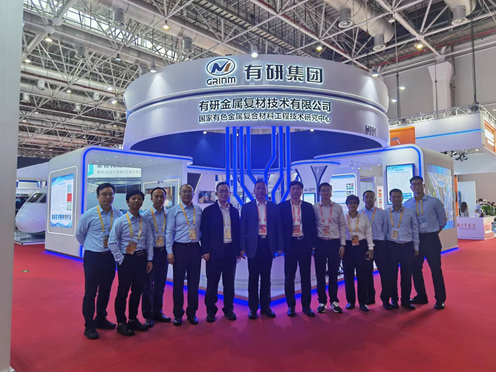 有研集團總經理熊柏青一行參加珠海航展并參觀指導有研復材展區(qū)