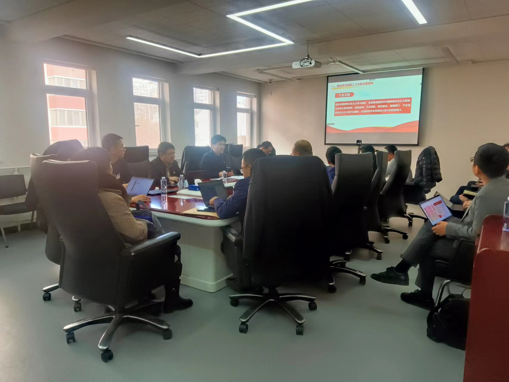 中國(guó)有研副總經(jīng)理黃倬為職能部門黨員宣講黨的二十大精神