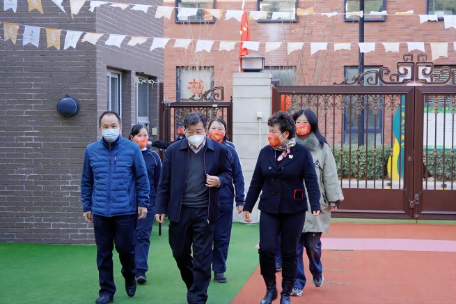 中國(guó)有研黨委委員、副總經(jīng)理王臣慰問(wèn)有研幼兒園和有研衛(wèi)生站全體員工