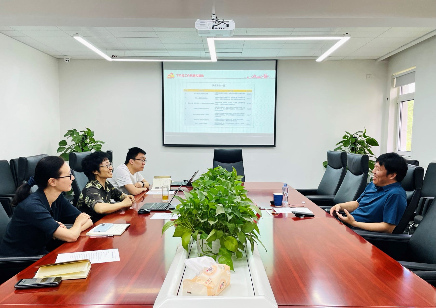 中國(guó)有研黨委委員、總會(huì)計(jì)師劉顯清赴研究生院黨總支督導(dǎo)主題教育工作