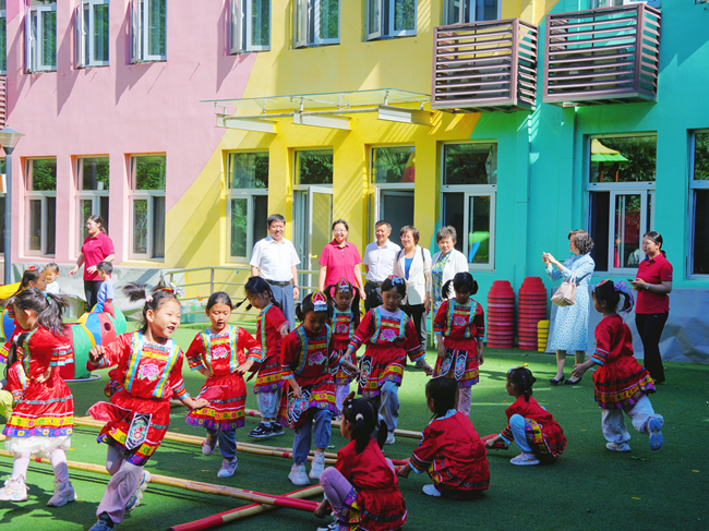 中國(guó)有研黨委委員、總會(huì)計(jì)師劉顯清與有研幼兒園小朋友歡度“六一”