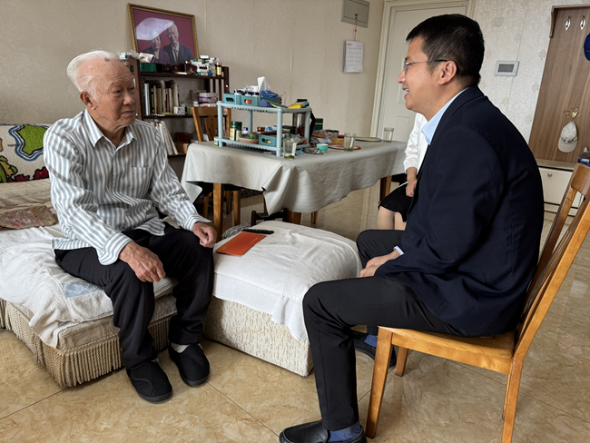 中國有研開展老干部、老黨員走訪慰問活動