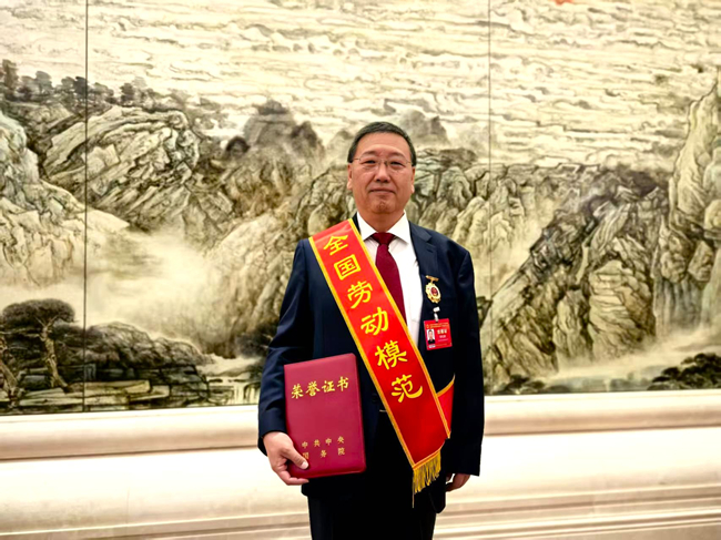 喜報(bào)！中國(guó)有研熊柏青榮獲“全國(guó)勞動(dòng)模范”稱號(hào)